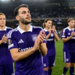 Anderlecht-spelers applaudisseren na afloop in het stadion.