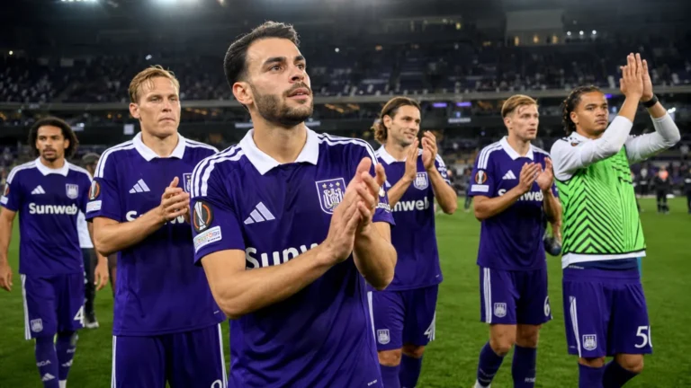 Anderlecht-spelers applaudisseren na afloop in het stadion.