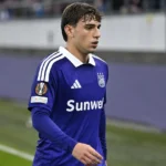 Mihajlo Cvetkovic van Anderlecht loopt ontgoocheld langs het veld na een wedstrijd.