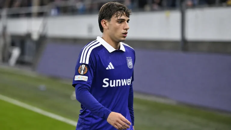 Mihajlo Cvetkovic van Anderlecht loopt ontgoocheld langs het veld na een wedstrijd.