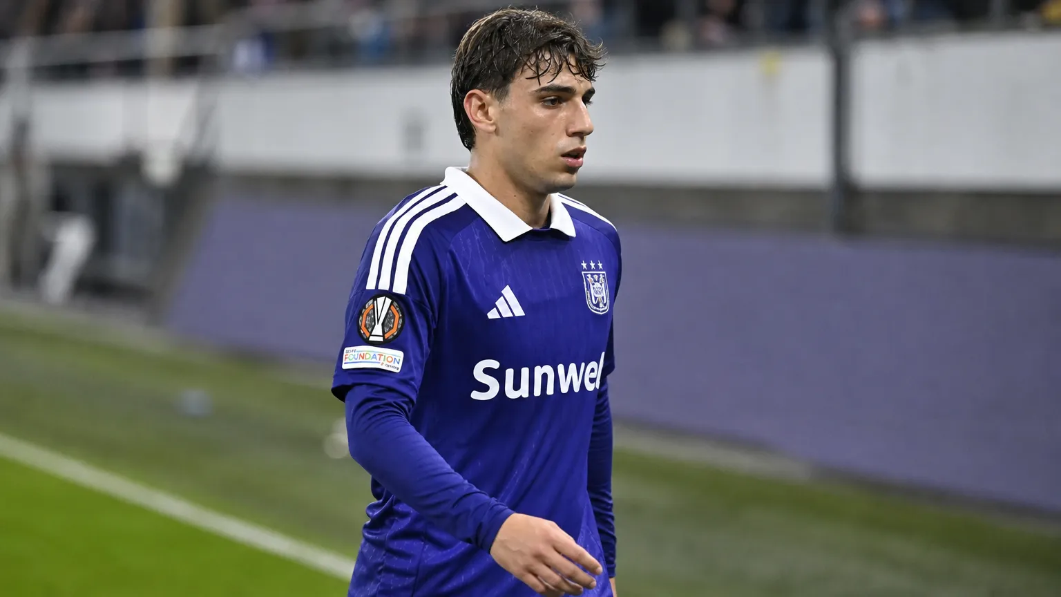Mihajlo Cvetkovic van Anderlecht loopt ontgoocheld langs het veld na een wedstrijd.