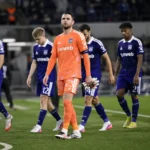 Colin Coosemans op het veld naast ploegmaats van Anderlecht in paarse tenues.