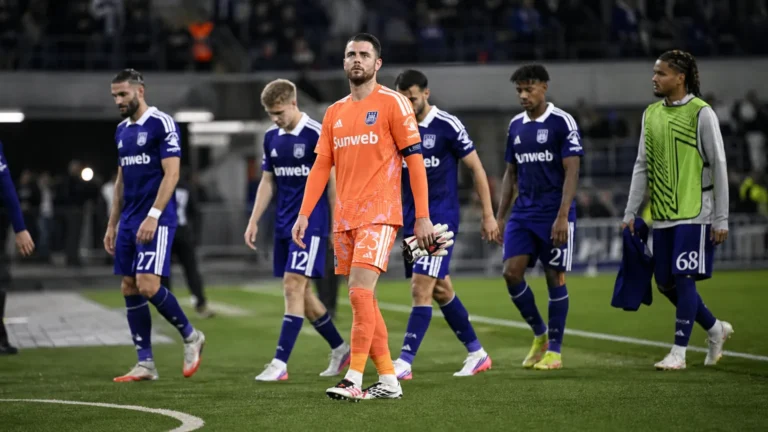 Colin Coosemans op het veld naast ploegmaats van Anderlecht in paarse tenues.