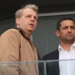 Todd Boehly met een andere clubvertegenwoordiger in een stadionloge.