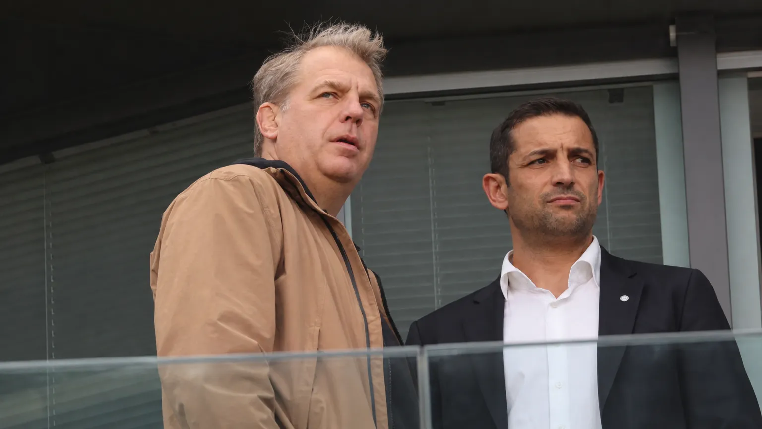 Todd Boehly met een andere clubvertegenwoordiger in een stadionloge.
