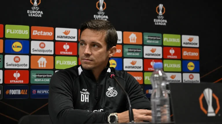 David Hubert tijdens een persconferentie van Union SG voor de Europa League.