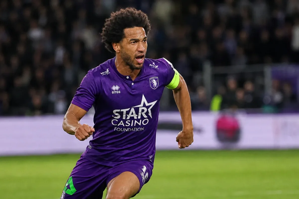 Ryan Sanusi in paars Beerschot-tenue tijdens een wedstrijd.