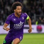 Ryan Sanusi in paars Beerschot-tenue tijdens een wedstrijd.