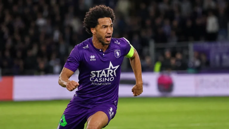 Ryan Sanusi in paars Beerschot-tenue tijdens een wedstrijd.