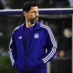 Vitor Bruno in Anderlecht-kleding aan de zijlijn na een wedstrijd.