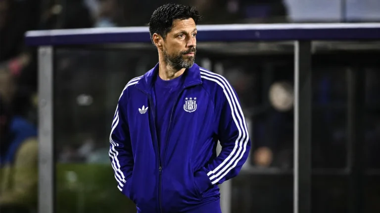 Vitor Bruno in Anderlecht-kleding aan de zijlijn na een wedstrijd.