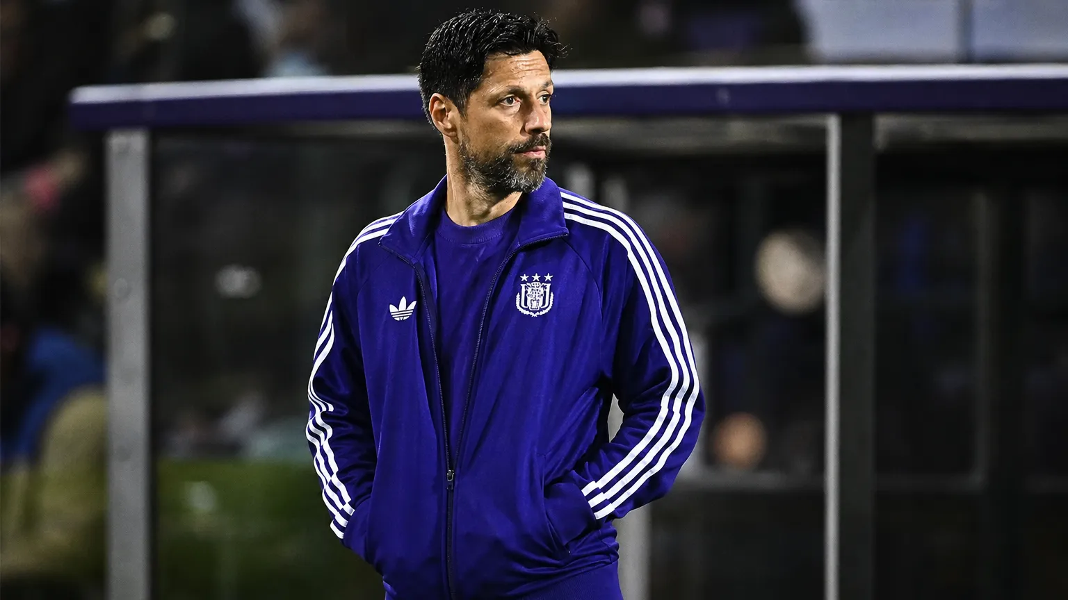 Vitor Bruno in Anderlecht-kleding aan de zijlijn na een wedstrijd.
