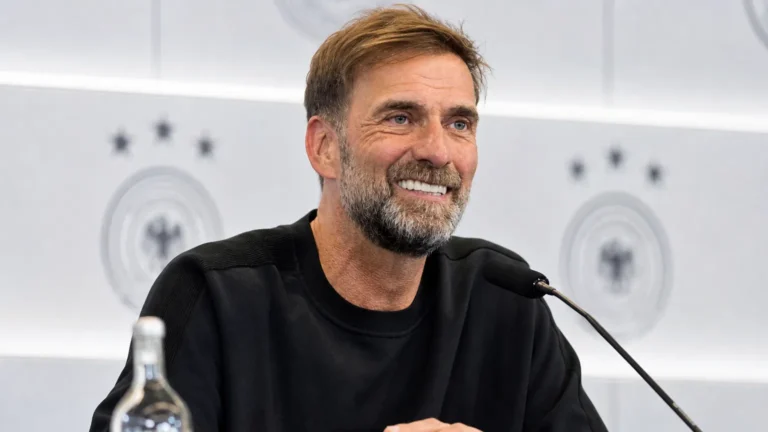 Jürgen Klopp spreekt tijdens een persmoment over de Duitse selectie.