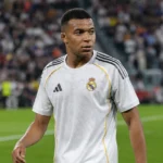 Kylian Mbappé in het tenue van Real Madrid tijdens een geconcentreerd moment op het veld.