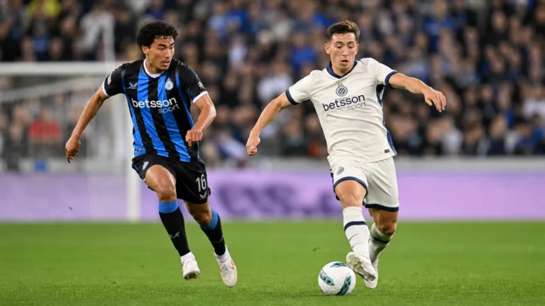 Twee voetballers in hun brontenues tijdens een nieuw wedstrijdmoment.