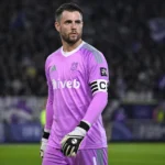 Colin Coosemans in paars keeperstenue op het veld van Anderlecht.