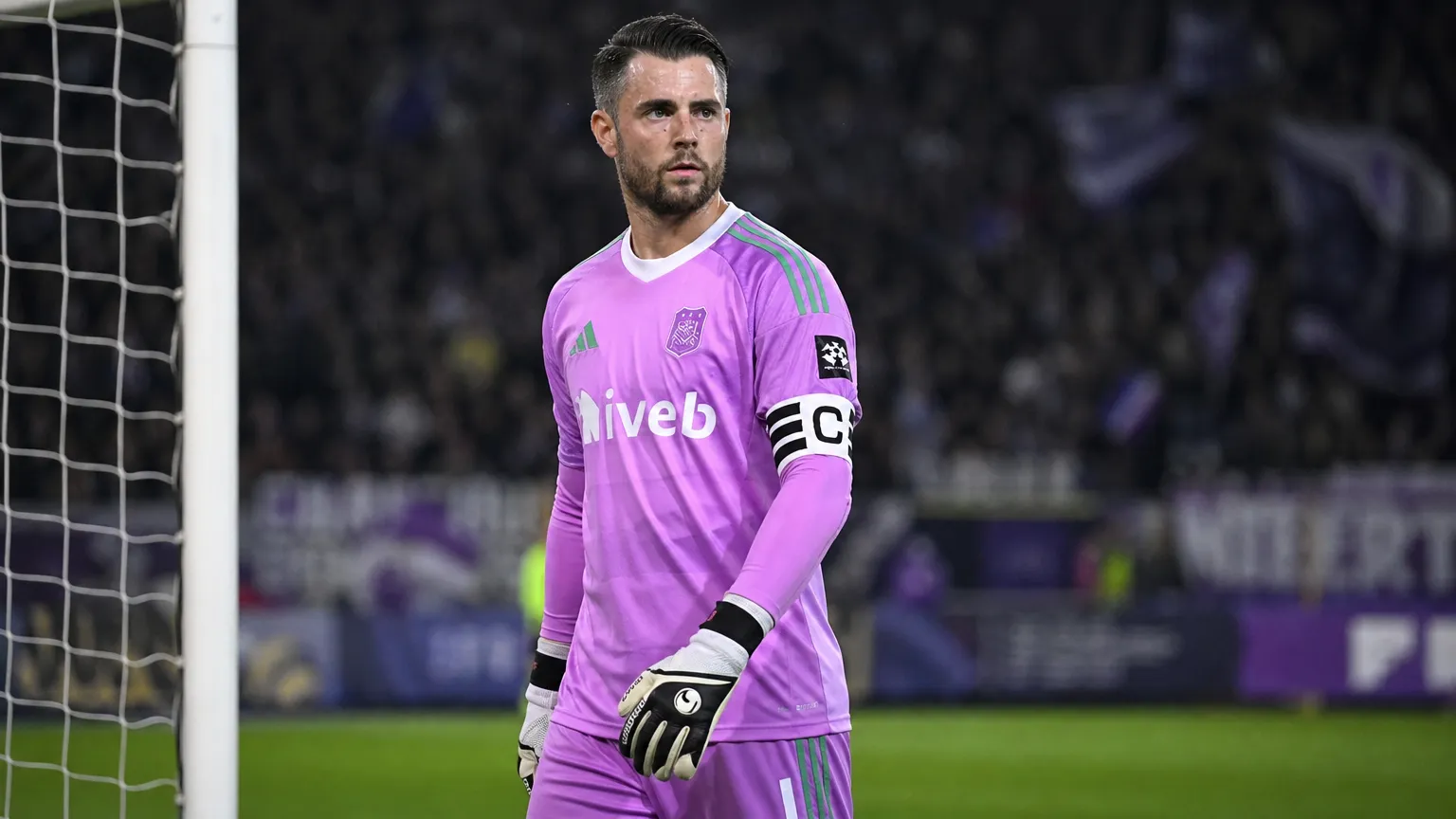Colin Coosemans in paars keeperstenue op het veld van Anderlecht.