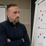 Franck Ribéry bekijkt een tactiekbord in een trainerslokaal.