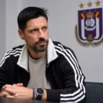 Vitor Bruno tijdens een persgesprek in een ruimte van RSC Anderlecht.