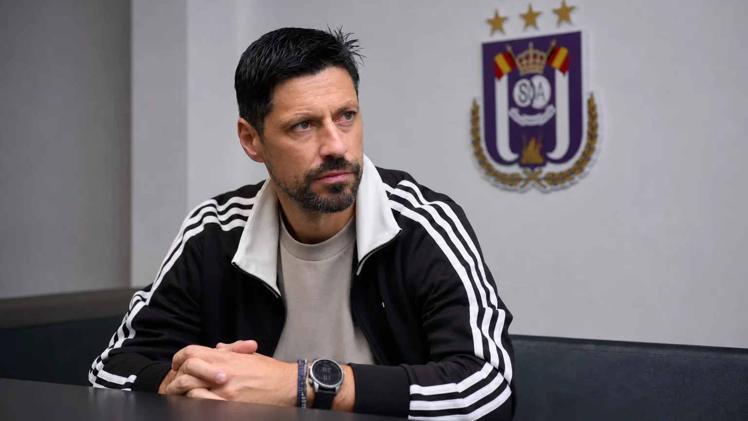 Vitor Bruno tijdens een persgesprek in een ruimte van RSC Anderlecht.