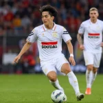 Shunsuke Saito in het witte tenue van Westerlo tijdens een spelmoment.