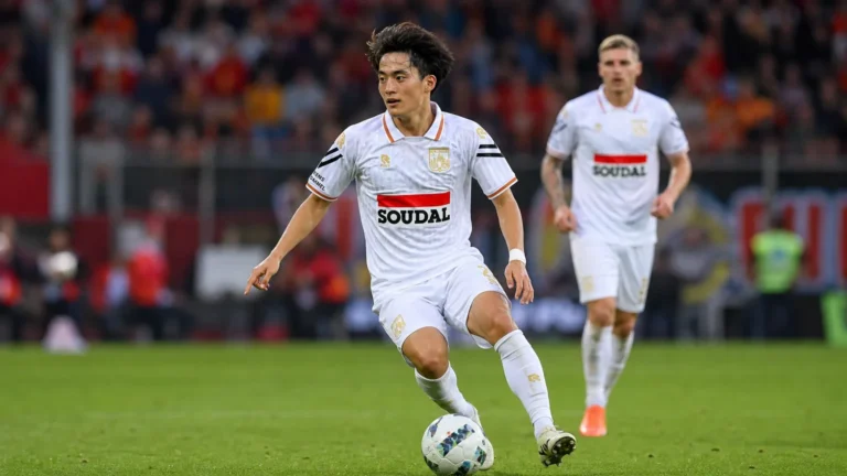 Shunsuke Saito in het witte tenue van Westerlo tijdens een spelmoment.