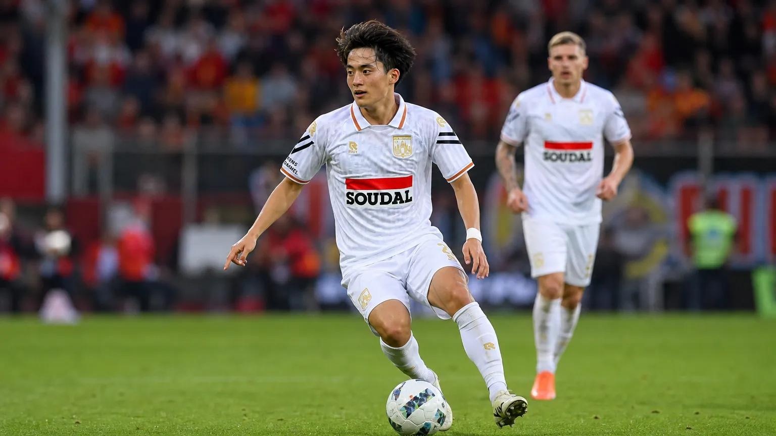Shunsuke Saito in het witte tenue van Westerlo tijdens een spelmoment.
