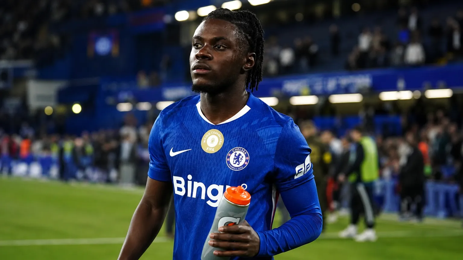 Romeo Lavia in een blauw Chelsea-shirt tijdens een rustig moment op het veld.