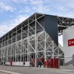 Lege buitenzijde van de Bosuil met de vaste Royal Antwerp FC-signalisatie aan het stadion.