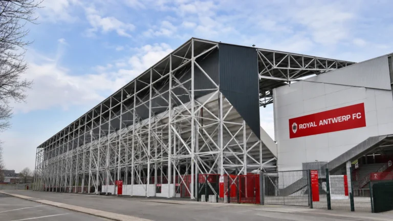 Lege buitenzijde van de Bosuil met de vaste Royal Antwerp FC-signalisatie aan het stadion.