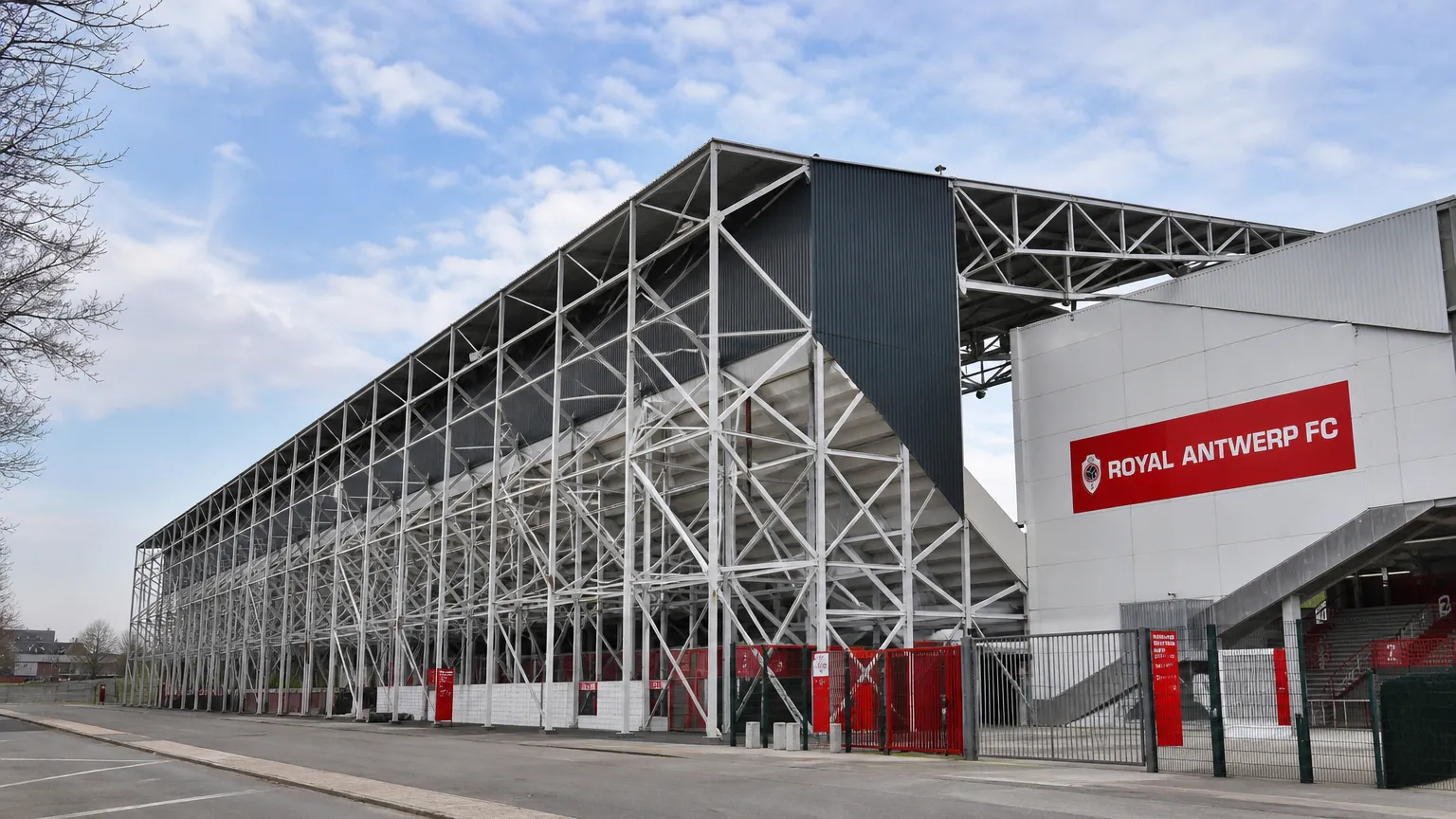 Lege buitenzijde van de Bosuil met de vaste Royal Antwerp FC-signalisatie aan het stadion.