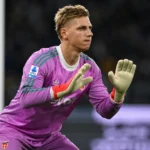 Jean Butez staat alert in doelmanskleding op een voetbalveld.