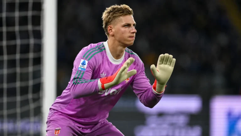 Jean Butez staat alert in doelmanskleding op een voetbalveld.