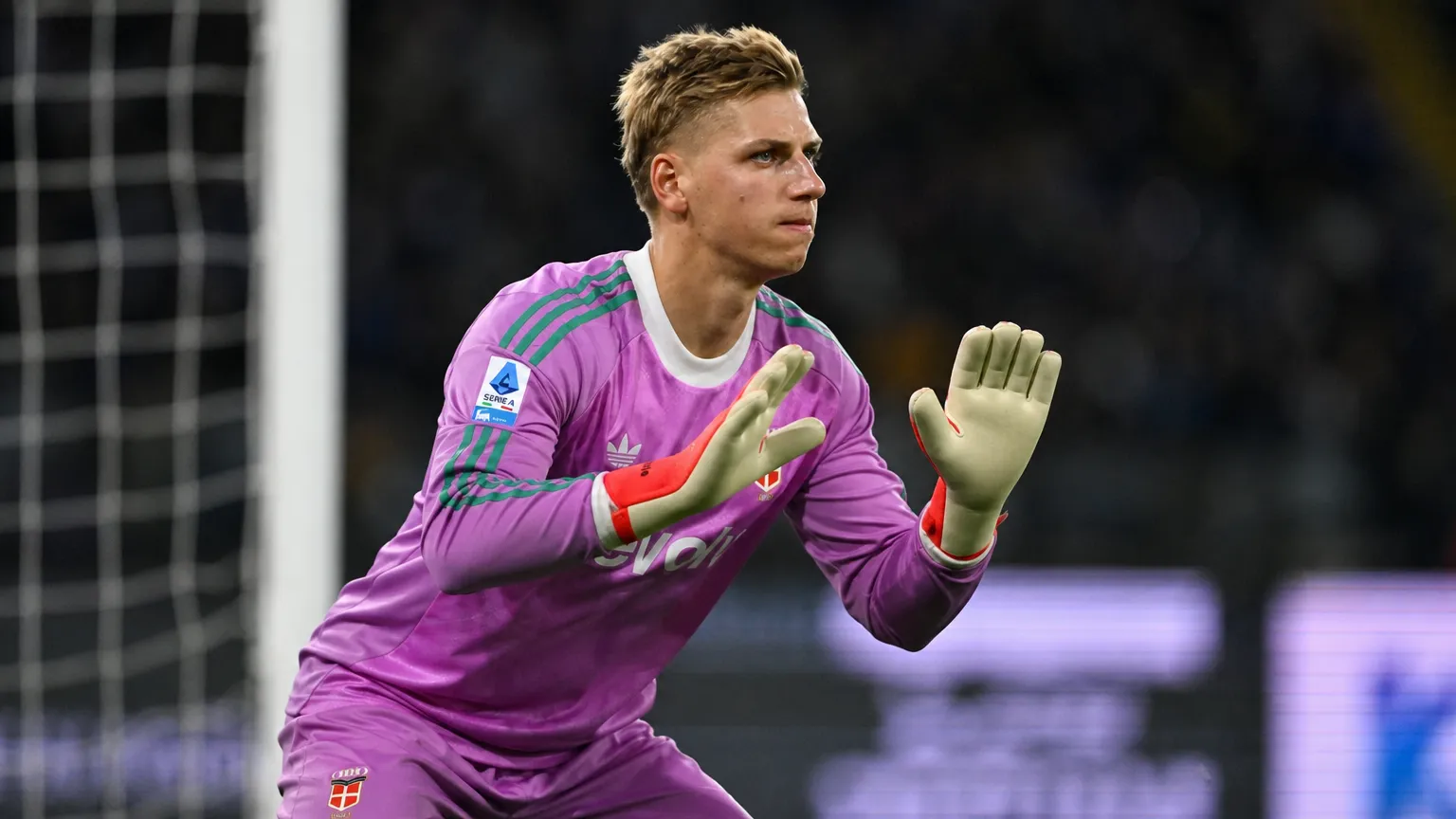 Jean Butez staat alert in doelmanskleding op een voetbalveld.