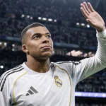 Kylian Mbappé in het tenue van Real Madrid op het veld van het Santiago Bernabéu.