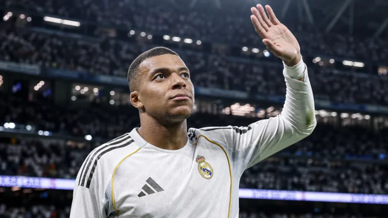 Kylian MbappƩ in het tenue van Real Madrid op het veld van het Santiago BernabƩu.