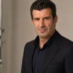 Luis Figo in een neutrale, professionele studiosetting.