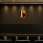 Lege persruimte van de Rode Duivels met een embleem op de achterwand.