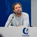 Rik De Mil spreekt in een perszaal voor de thuiswedstrijd van KAA Gent.