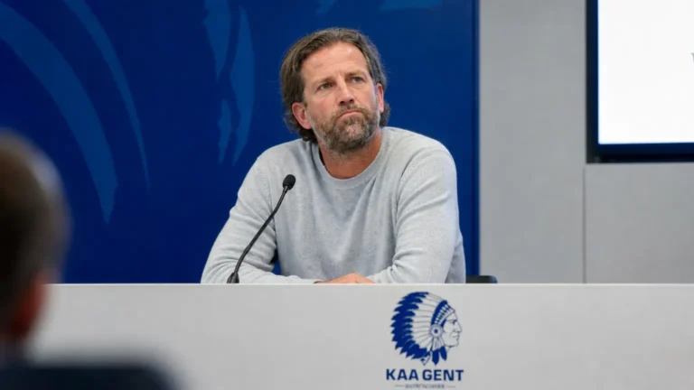 Rik De Mil spreekt in een perszaal voor de thuiswedstrijd van KAA Gent.