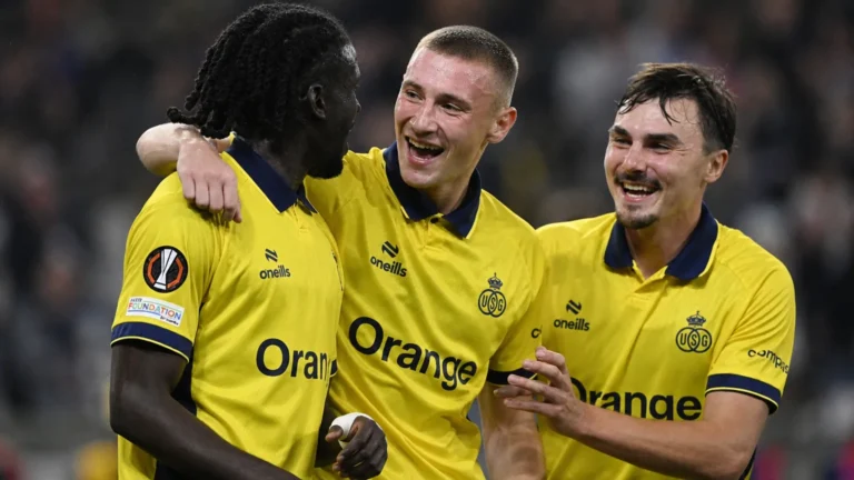 Drie spelers van Union vieren samen tijdens een Europa League-wedstrijd.