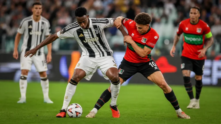 Spelers van Juventus en NEC strijden om de bal tijdens een wedstrijd in de Europa League.