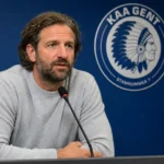 Rik De Mil spreekt tijdens een persconferentie van KAA Gent.