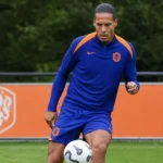 Virgil van Dijk in het tenue van Nederland tijdens een gerichte oefening op het trainingsveld.