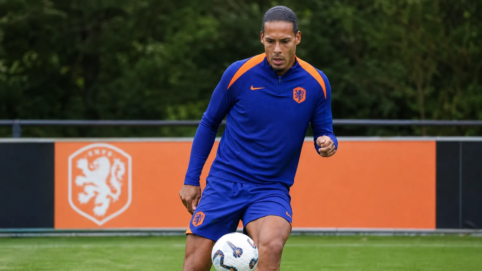 Virgil van Dijk in het tenue van Nederland tijdens een gerichte oefening op het trainingsveld.