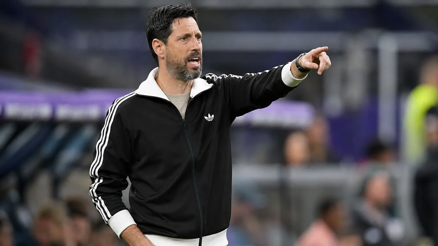 Vitor Bruno geeft aanwijzingen langs de zijlijn in een nieuw coachmoment.