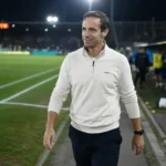 David Hubert wandelt na een Europese wedstrijd langs de zijlijn.