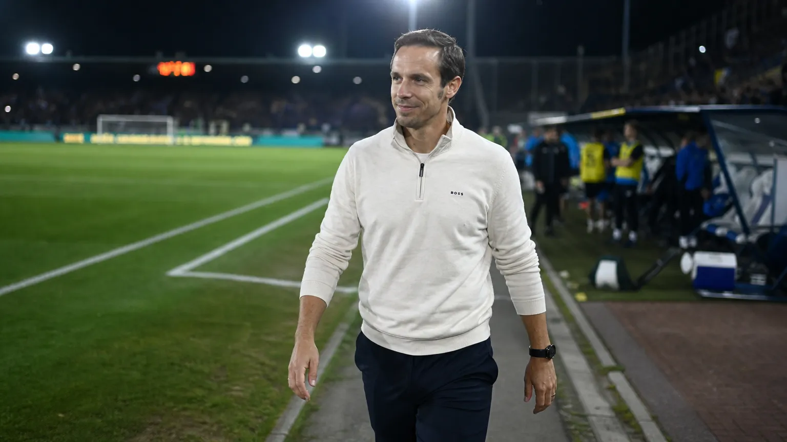 David Hubert wandelt na een Europese wedstrijd langs de zijlijn.