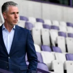 Michael Verschueren in pak op de eretribune van het stadion van RSC Anderlecht.