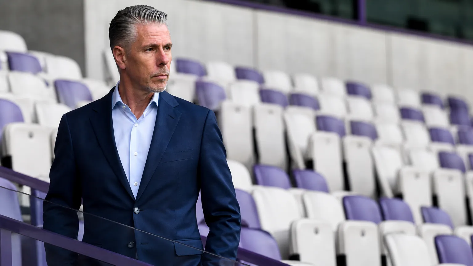 Michael Verschueren in pak op de eretribune van het stadion van RSC Anderlecht.